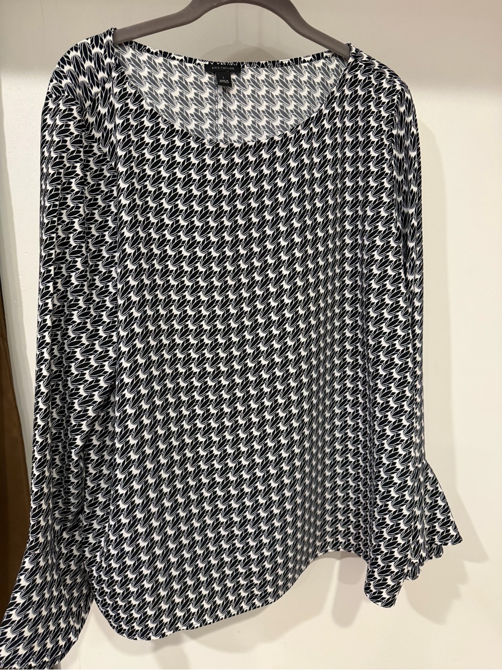 Ann Taylor Black Ivory Print Bell Sleeve Top L
